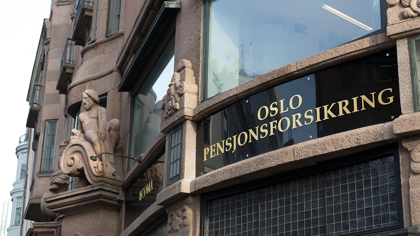 Facaden på Oslo Pensjonsforsikrings bygning med selskabets navn i guldbogstaver.